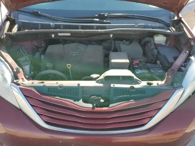 2017 TOYOTA SIENNA LE  