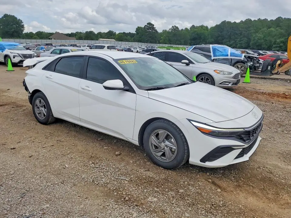 2024 HYUNDAI ELANTRA SE  