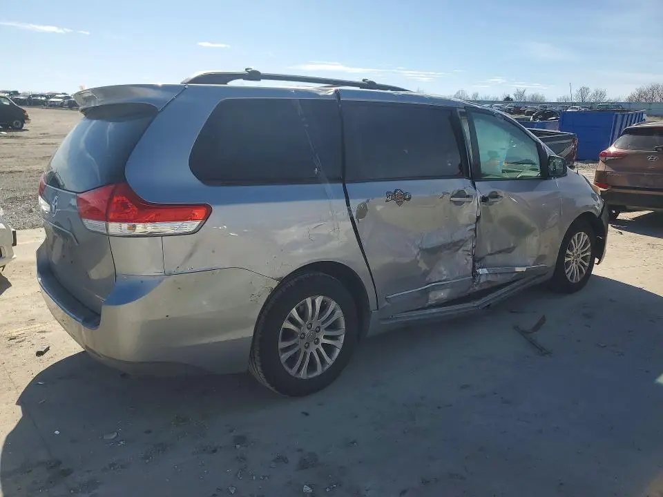 2011 TOYOTA SIENNA XLE  