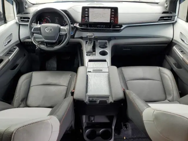 2022 TOYOTA SIENNA XSE  