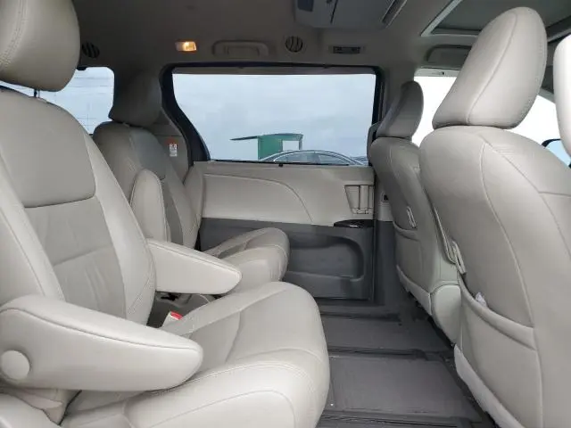 2017 TOYOTA SIENNA XLE  
