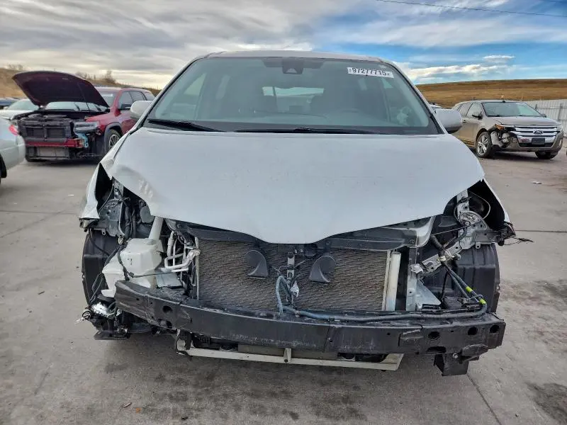 2020 TOYOTA SIENNA XLE  