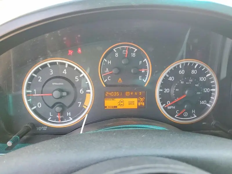 2010 NISSAN TITAN SE  