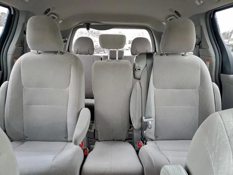 2017 TOYOTA SIENNA LE  