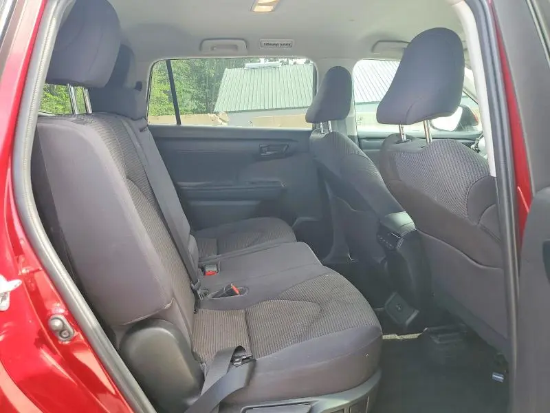 2022 TOYOTA HIGHLANDER LE  