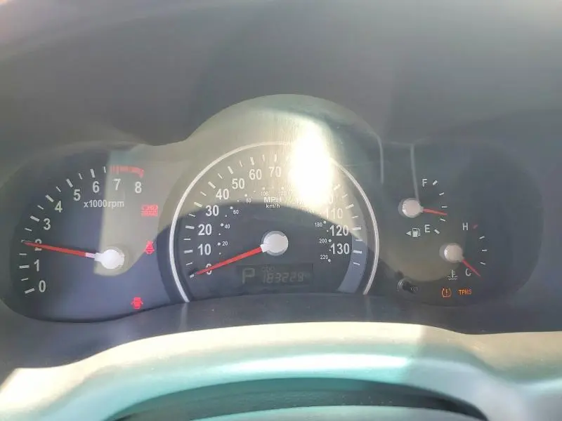 2011 KIA SEDONA LX  