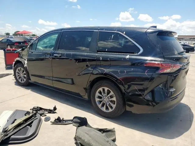 2021 TOYOTA SIENNA XLE  