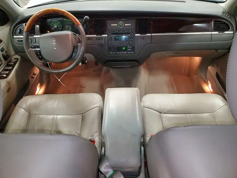 2011 LINCOLN TOWN CAR SIGNATURE LIMITED  