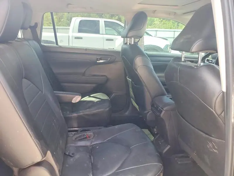 2022 TOYOTA HIGHLANDER XLE  