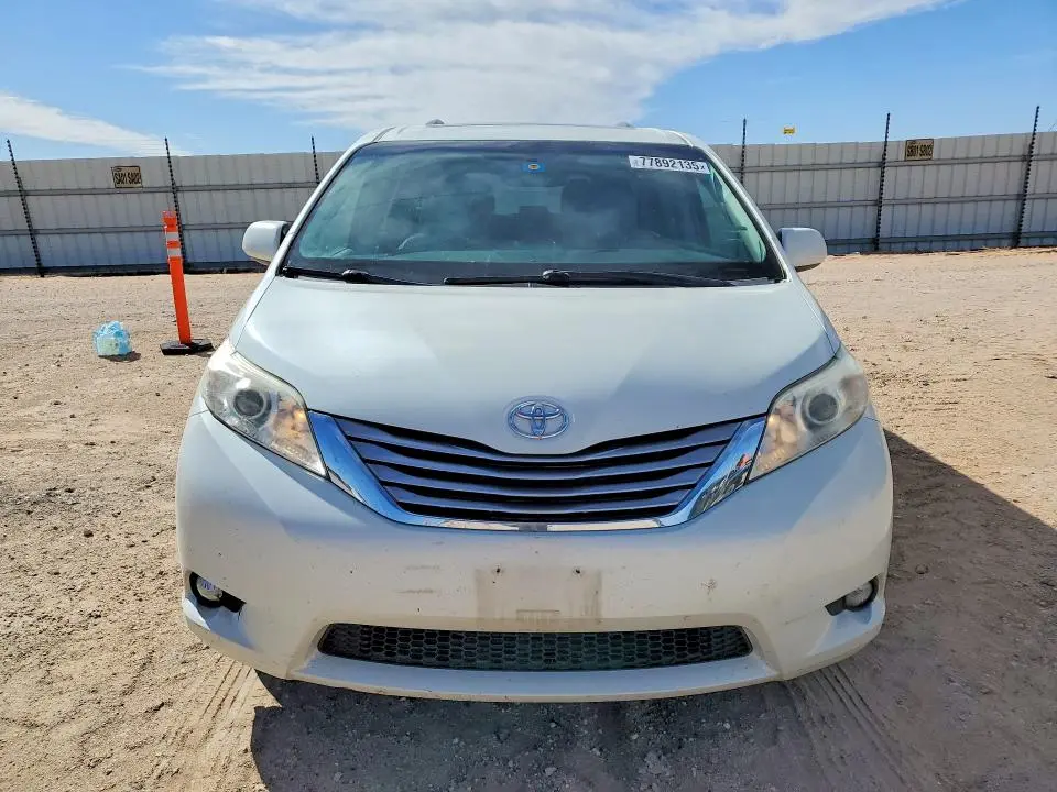 2017 TOYOTA SIENNA XLE  