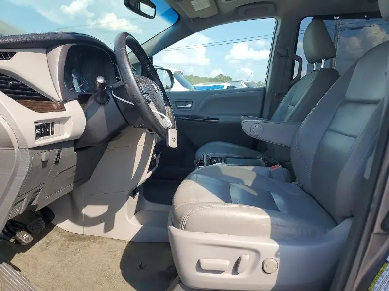 2017 TOYOTA SIENNA XLE PREMIUM 8-PASSENGER  