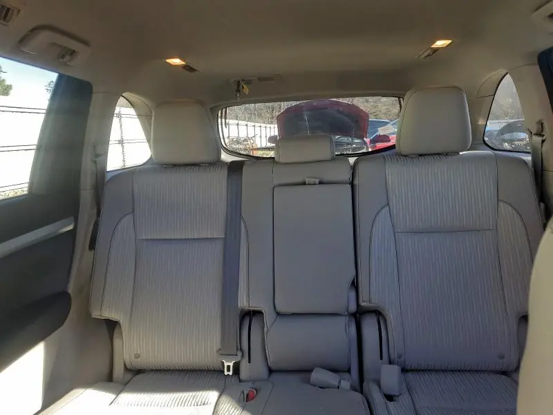 2015 TOYOTA HIGHLANDER LE  