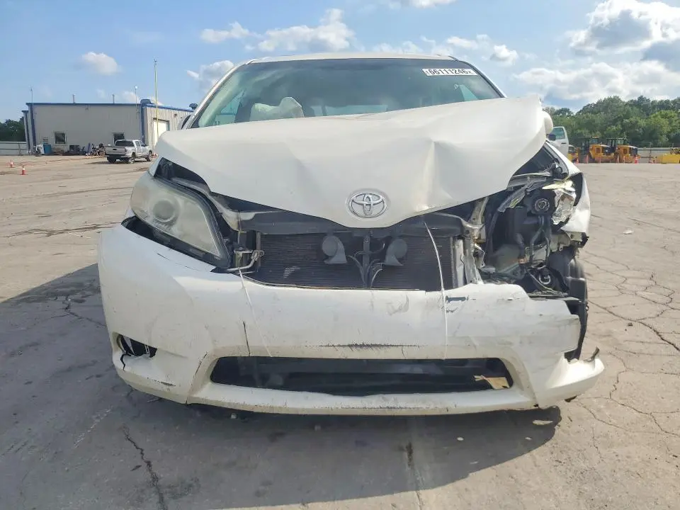 2017 TOYOTA SIENNA XLE PREMIUM 8-PASSENGER  