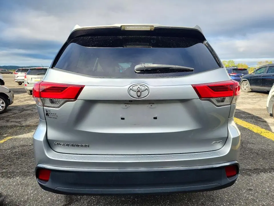 2019 TOYOTA HIGHLANDER LE  