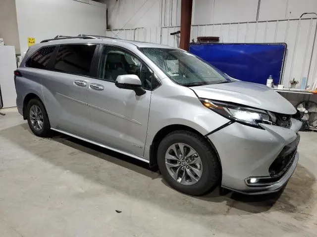 2021 TOYOTA SIENNA XLE  