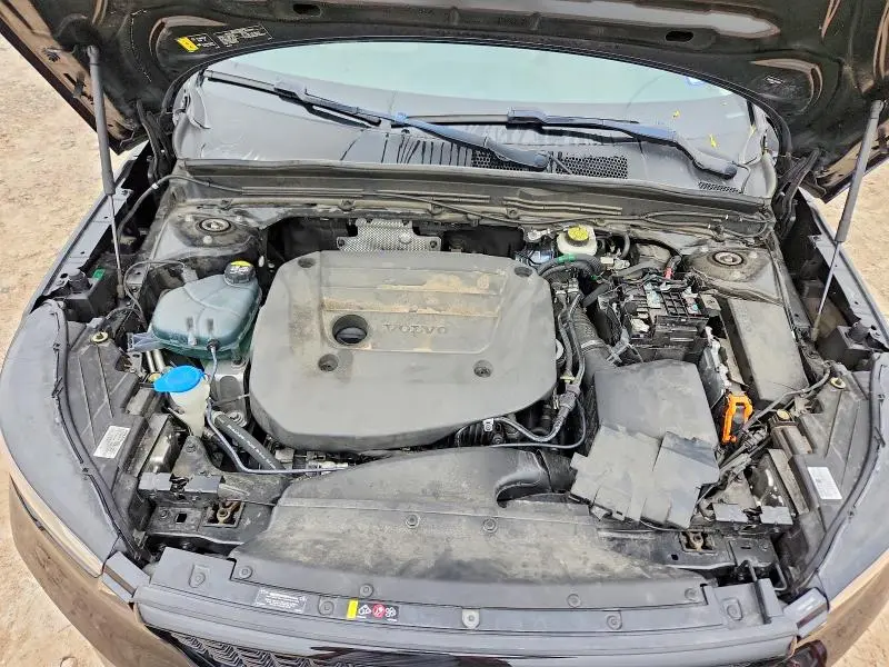 2023 VOLVO XC40 PLUS  