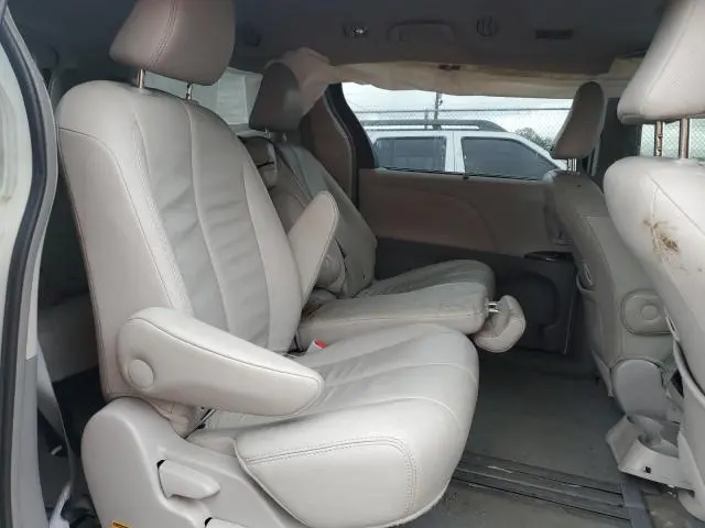2013 TOYOTA SIENNA XLE  