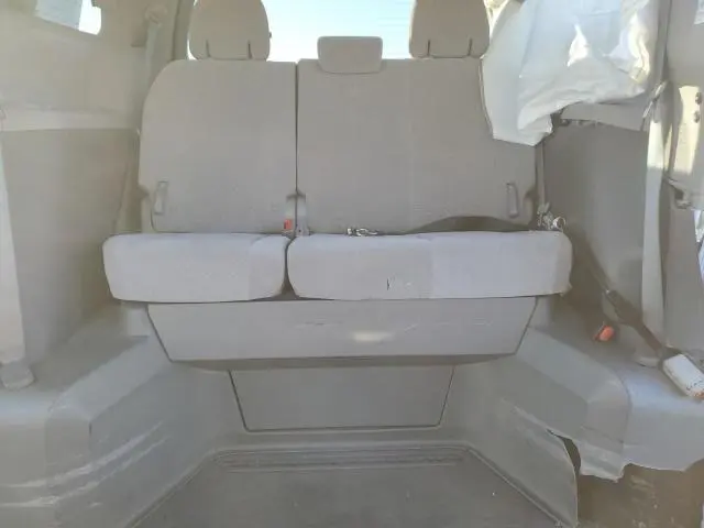 2017 TOYOTA SIENNA LE  