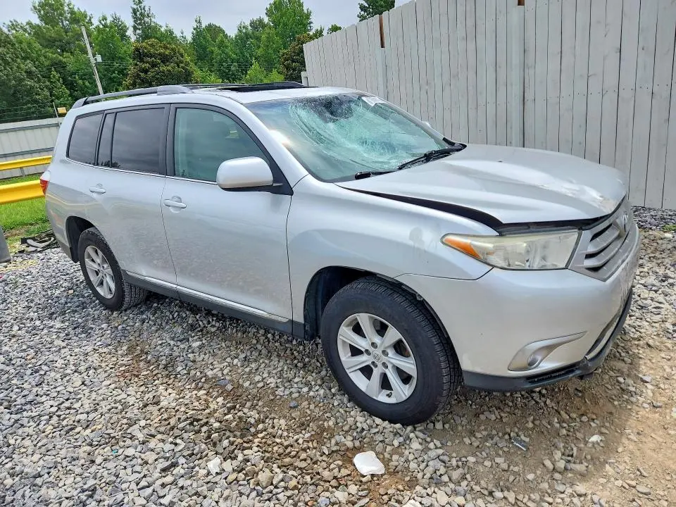 2013 TOYOTA HIGHLANDER SE  