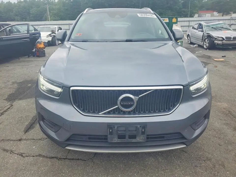 2019 VOLVO XC40 T5 MOMENTUM  