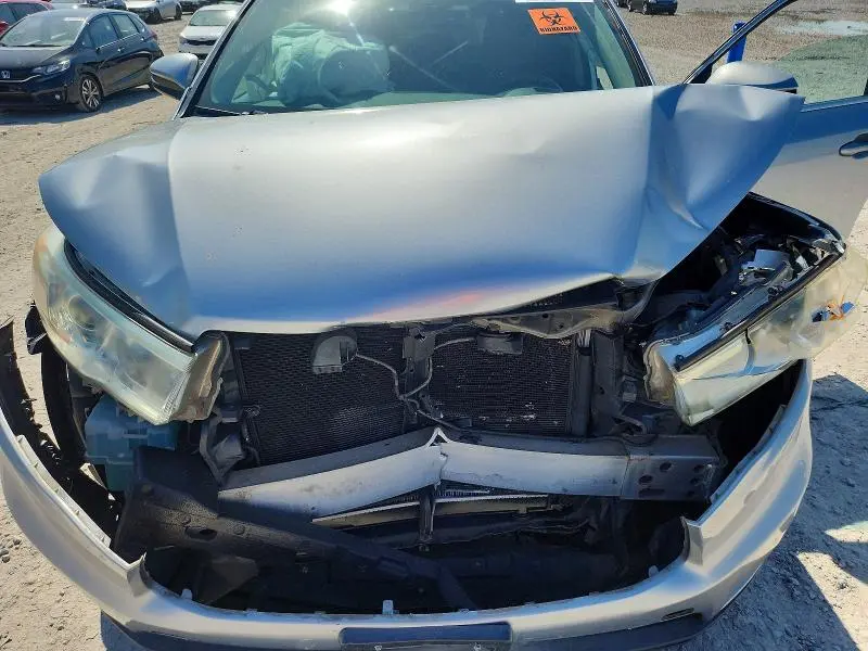 2014 TOYOTA HIGHLANDER LE  