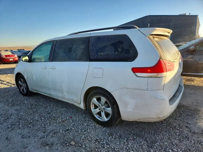 2013 TOYOTA SIENNA LE  