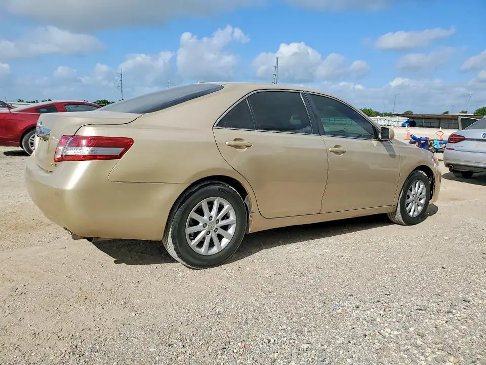 2011 TOYOTA CAMRY XLE  