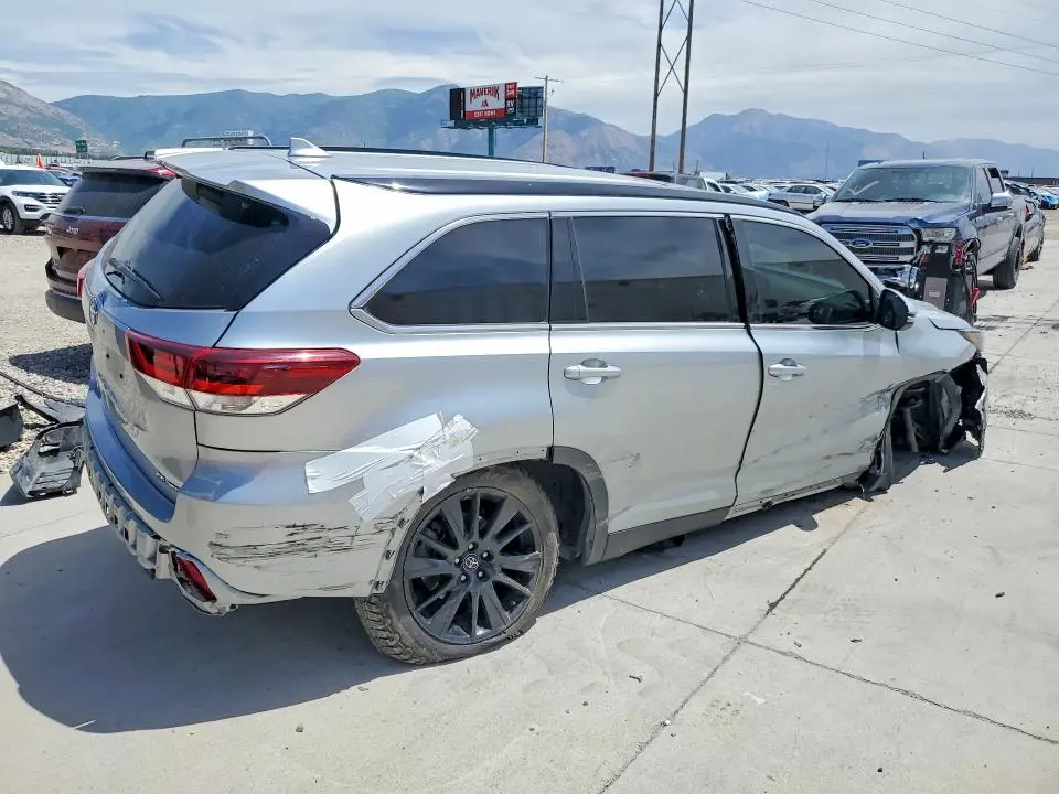 2019 TOYOTA HIGHLANDER SE  