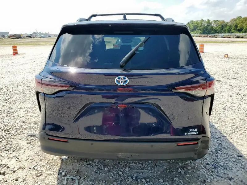 2024 TOYOTA SIENNA XLE  