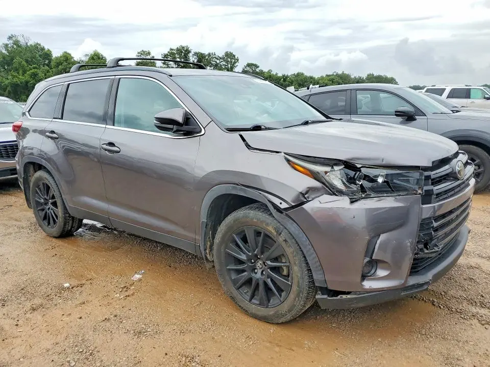 2019 TOYOTA HIGHLANDER SE  
