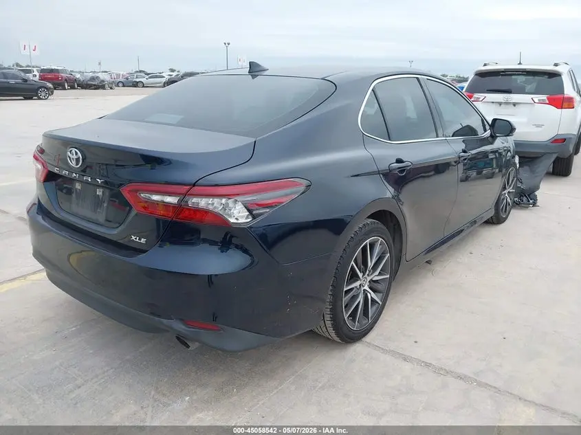 2021 TOYOTA CAMRY XLE