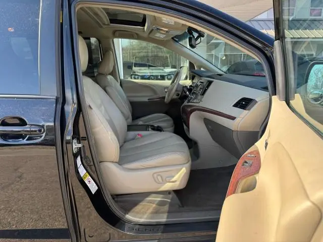 2014 TOYOTA SIENNA XLE  