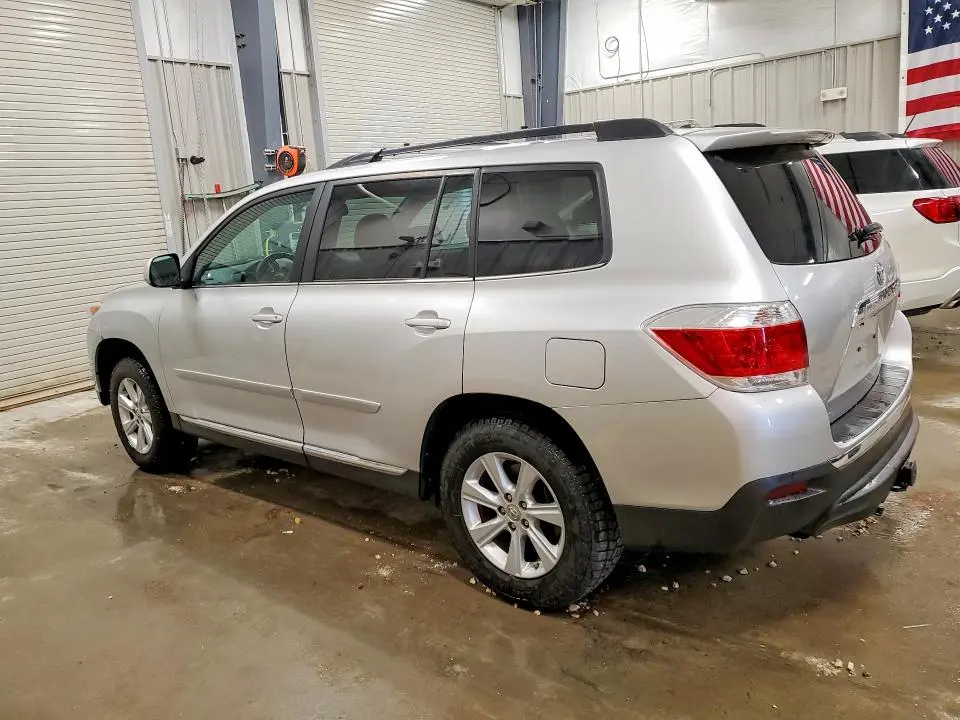 2011 TOYOTA HIGHLANDER SE  