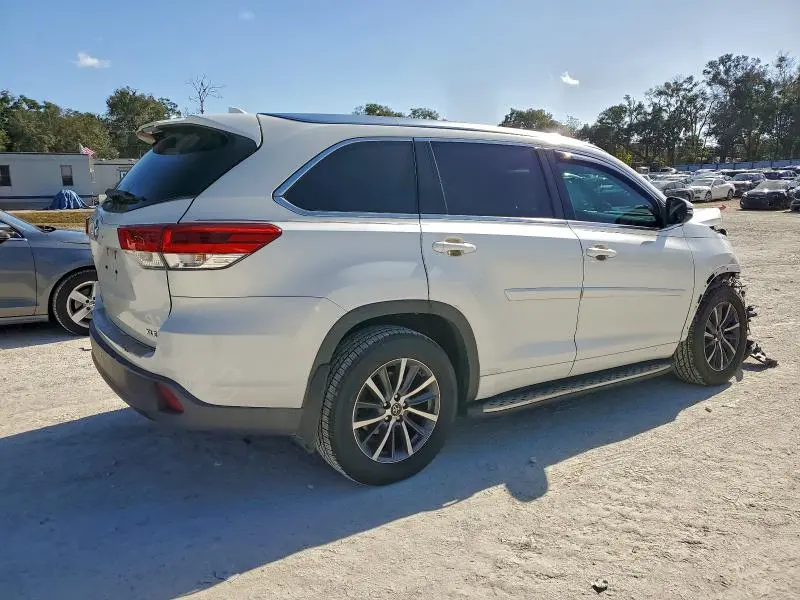 2017 TOYOTA HIGHLANDER SE  