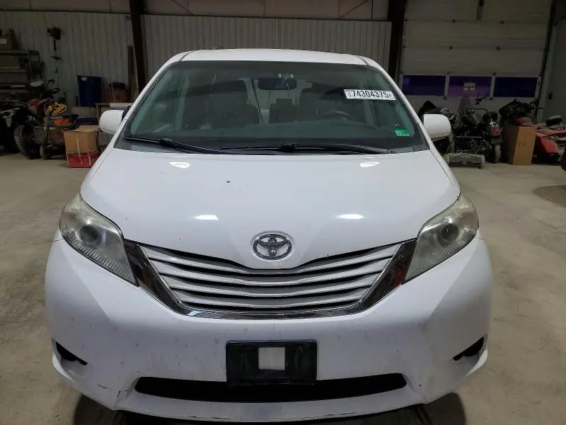 2015 TOYOTA SIENNA LE  