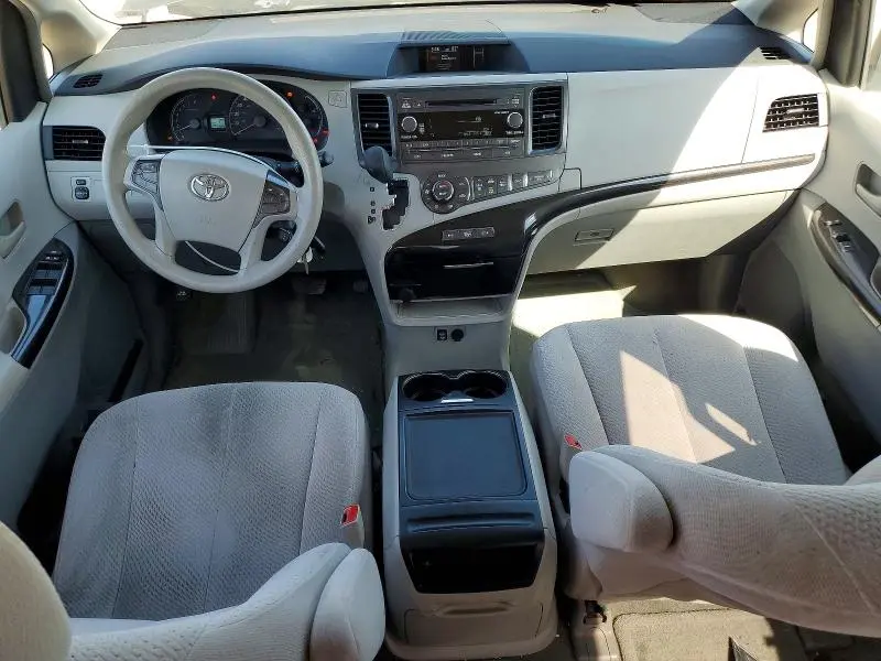2014 TOYOTA SIENNA LE  