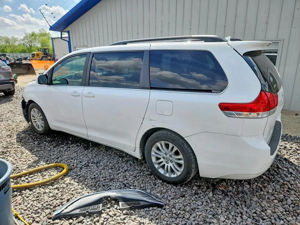 2014 TOYOTA SIENNA XLE 8-PASSENGER  