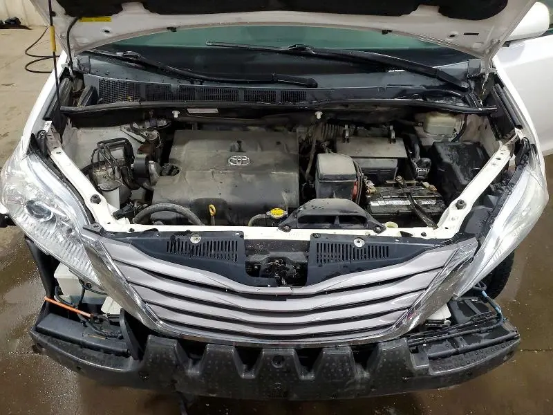 2015 TOYOTA SIENNA XLE 8-PASSENGER  