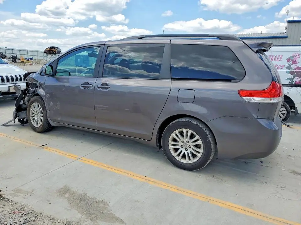 2013 TOYOTA SIENNA XLE 8-PASSENGER  