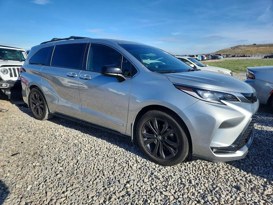 2021 TOYOTA SIENNA XSE  
