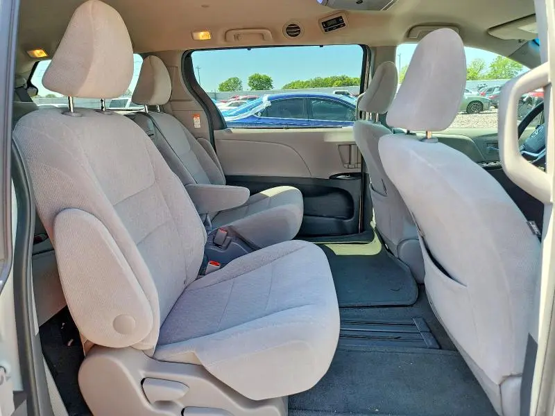 2016 TOYOTA SIENNA LE  