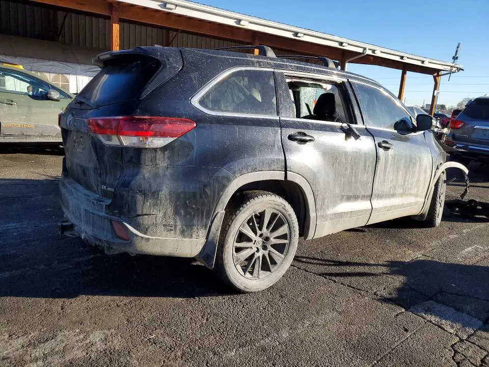 2019 TOYOTA HIGHLANDER SE  