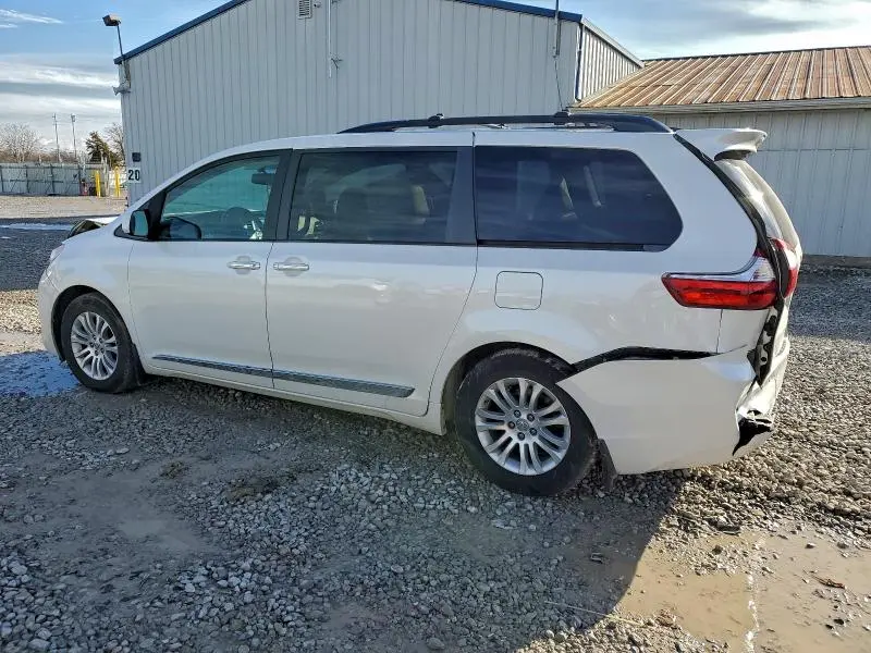2016 TOYOTA SIENNA XLE  