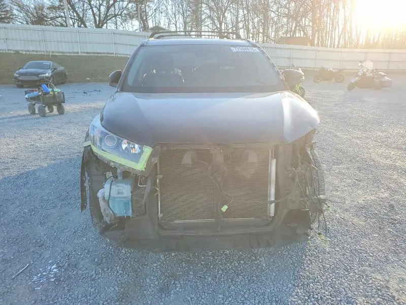 2019 TOYOTA HIGHLANDER SE  