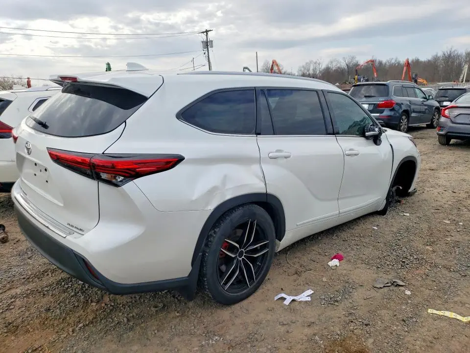 2022 TOYOTA HIGHLANDER XLE  