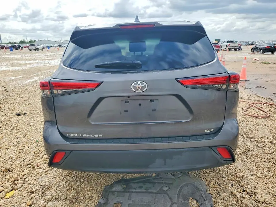 2022 TOYOTA HIGHLANDER XLE  