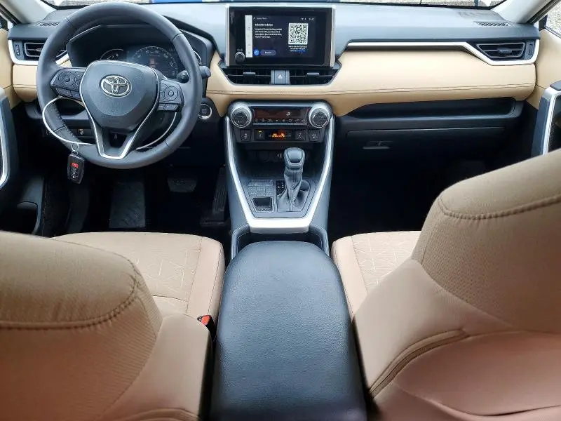 2025 TOYOTA RAV4 XLE  