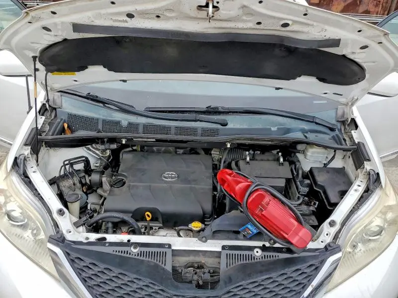 2011 TOYOTA SIENNA LE  