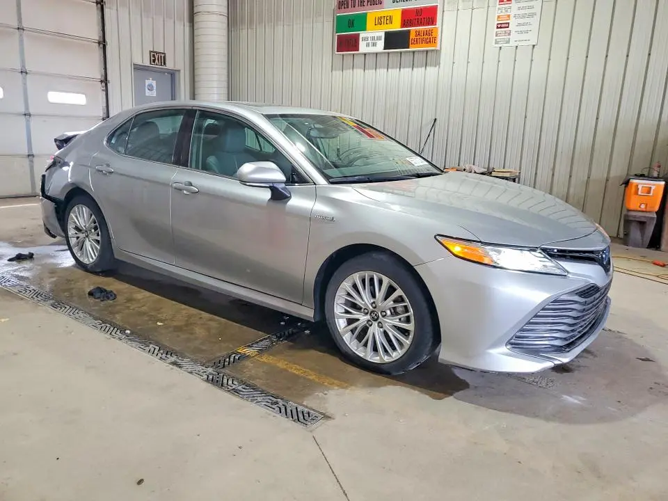2020 TOYOTA CAMRY XLE  