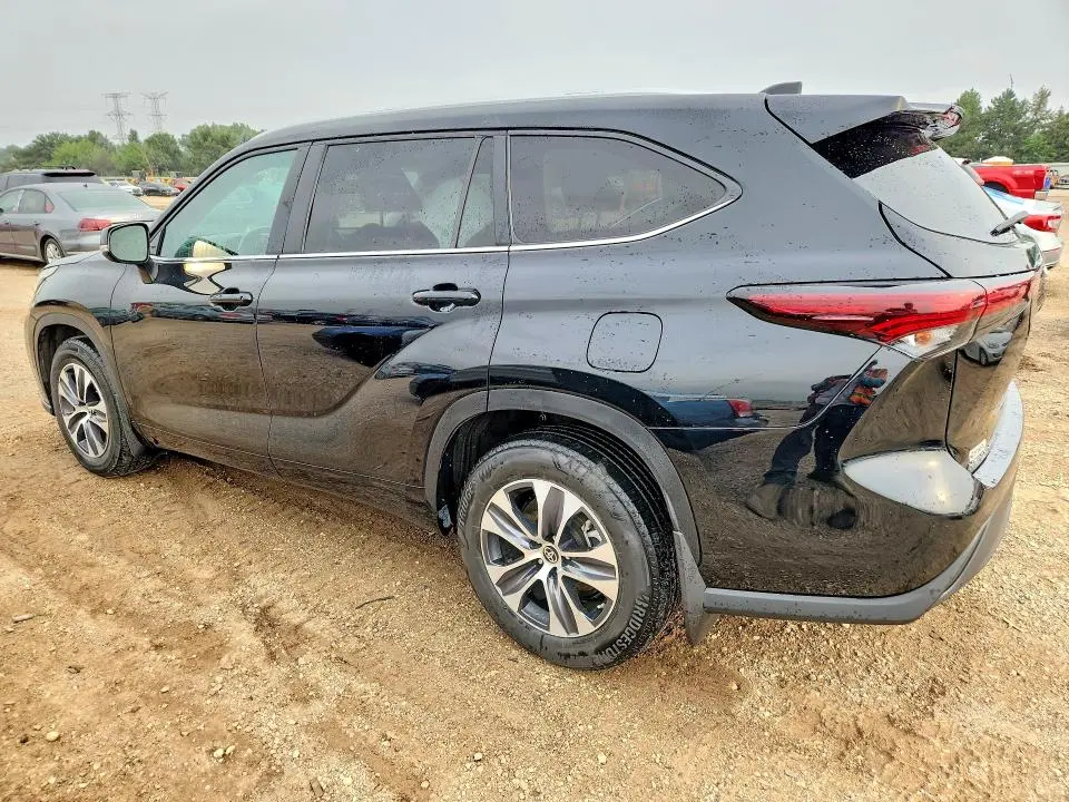 2024 TOYOTA HIGHLANDER XLE  
